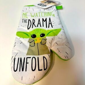 NWT. Star Wars The Mandalorian “me watching the drama unfold” pot holder mitt.